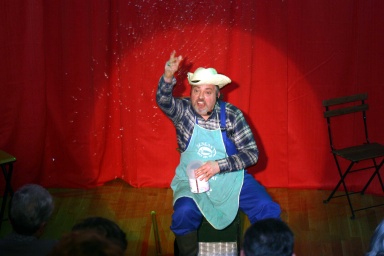  La troupe du Cat din l'horloche a présenté un beau spectacle patoisant.